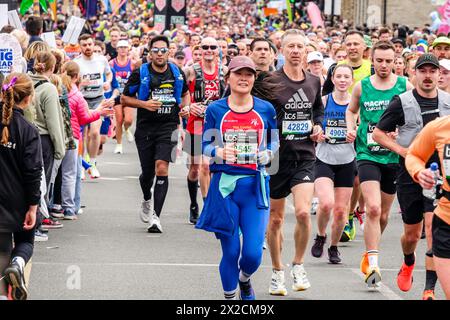 London Marathon 2024: Zuschauer säumen die Straße, um Läufer zu unterstützen, die Greenwich während des London Marathon verlassen. Stockfoto