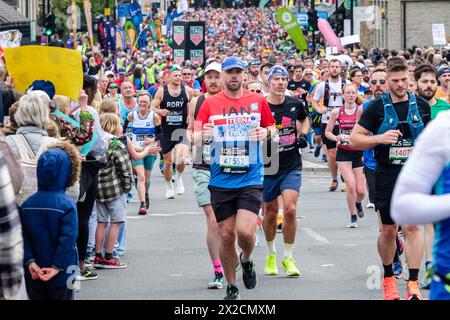 London Marathon 2024: Zuschauer säumen die Straße, um Läufer zu unterstützen, die Greenwich während des London Marathon verlassen. Stockfoto