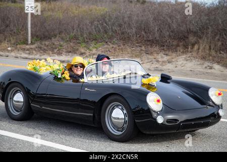 Newport, RI. Audrain's Daffodil Parade mit dekorierten Motorsportwagen am Second Beach. April 2024. @ Veronica Bruno / Alamy Live News Stockfoto