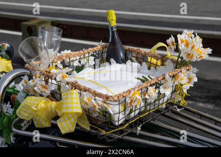 Newport, RI. Audrain's Daffodil Parade mit dekorierten Motorsportwagen am Second Beach. April 2024. @ Veronica Bruno / Alamy Live News Stockfoto