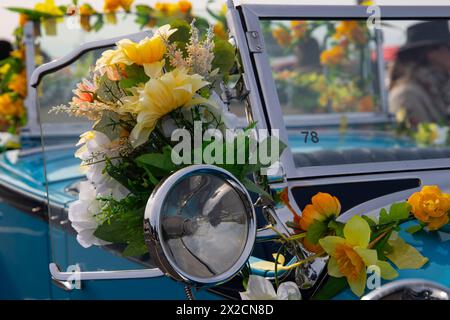 Newport, RI. Audrain's Daffodil Parade mit dekorierten Motorsportwagen am Second Beach. April 2024. @ Veronica Bruno / Alamy Live News Stockfoto