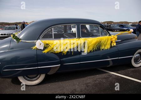 Newport, RI. Audrain's Daffodil Parade mit dekorierten Motorsportwagen am Second Beach. April 2024. @ Veronica Bruno / Alamy Live News Stockfoto