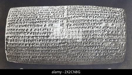 Der Nabonidus-Zylinder (Zylinder des Königs Nabonidus) – der Text des Zylinders listet alle wichtigen Ereignisse im Leben und in den Aktivitäten des Königs auf. Denkmal aus dem 6. Jahrhundert v. Chr. Foto aus der Mitte des 20. Jahrhunderts. Stockfoto