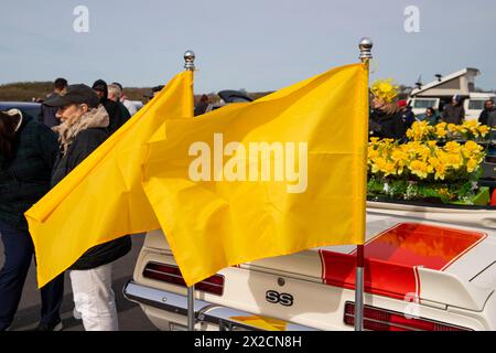 Newport, RI. Audrain's Daffodil Parade mit dekorierten Motorsportwagen am Second Beach. April 2024. @ Veronica Bruno / Alamy Live News Stockfoto