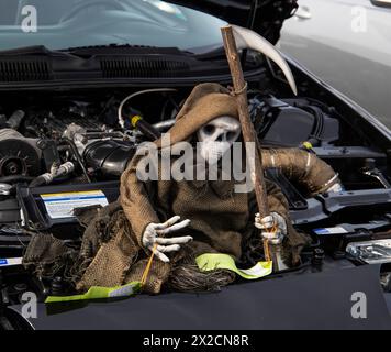 Newport, RI. Audrain's Daffodil Parade mit dekorierten Motorsportwagen am Second Beach. April 2024. @ Veronica Bruno / Alamy Live News Stockfoto