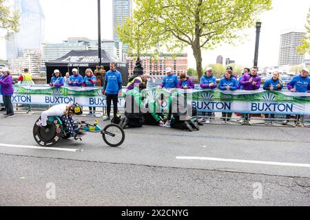 London, Großbritannien. April 2024. Milkesa Mengesha stürzt bei 39 km ein und wird von Freiwilligen und Mitarbeitern für St. John's Ambulance unterstützt. Milkesa Mengesha aus Äthiopien tritt beim Männer-Elite-Rennen während des TCS London Marathon 2024 am 21. April in England an Credit: GUE Studios/Alamy Live News Stockfoto