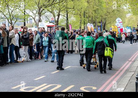 London, Großbritannien. April 2024. Milkesa Mengesha stürzt bei 39 km ein und wird von Freiwilligen und Mitarbeitern für St. John's Ambulance unterstützt. Milkesa Mengesha aus Äthiopien tritt beim Männer-Elite-Rennen während des TCS London Marathon 2024 am 21. April in England an Credit: GUE Studios/Alamy Live News Stockfoto