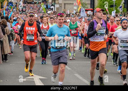 London Marathon 2024: Zuschauer säumen die Straße, um Läufer zu unterstützen, die Greenwich während des London Marathon verlassen. Stockfoto