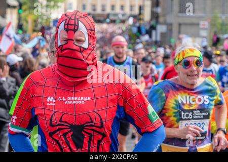 London Marathon 2024: Läufer im Spiderman-Kostüm auf der Route des London Marathon Stockfoto