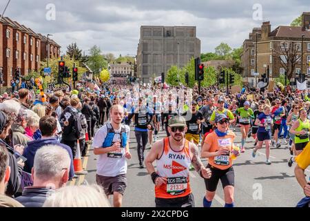 London Marathon 2024: Zuschauer säumen die Straße, um Läufer zu unterstützen, die Greenwich während des London Marathon verlassen. Stockfoto