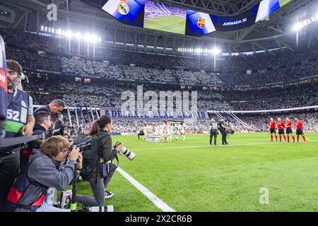 Madrid, Spanien. April 2024. MADRID, SPANIEN - 21. APRIL: Real Madrid Fans Choreografie während des Fußballspiels La Liga EA Sports 2023/24 zwischen Real Madrid und FC Barcelona im Estadio Santiago Bernabeu am 21. April 2024 in Madrid. Quelle: Unabhängige Fotoagentur/Alamy Live News Stockfoto