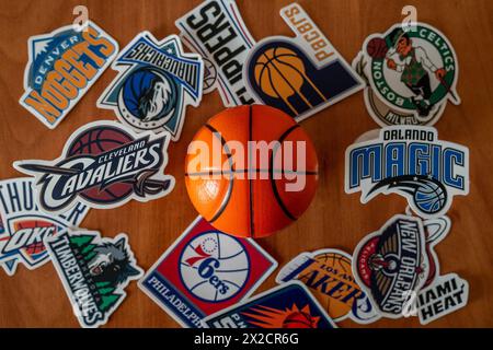 April 2024, Springfield, Vereinigte Staaten. Embleme der Basketballclubs der Cleveland Cavaliers und Orlando Magic Playoff-Teilnehmer Stockfoto