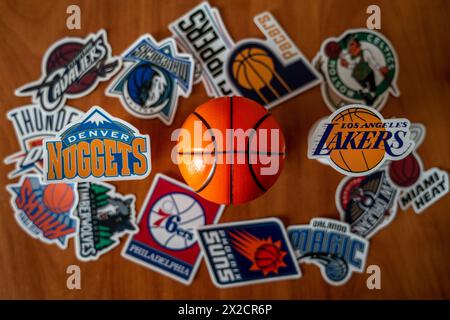 April 2024, Springfield, Vereinigte Staaten. Die Embleme der Basketballclubs der Playoff-Teilnehmer Denver Nuggets und Los Angeles Lakers Stockfoto