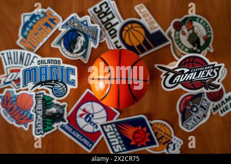 April 2024, Springfield, Vereinigte Staaten. Embleme der Basketballclubs der Cleveland Cavaliers und Orlando Magic Playoff-Teilnehmer Stockfoto