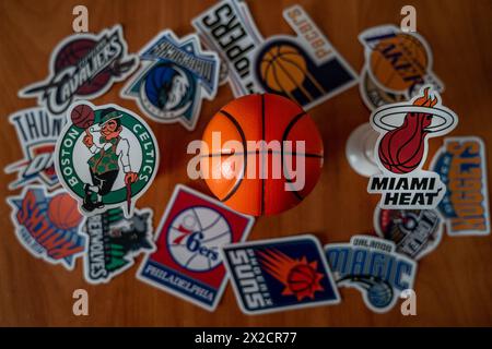 April 2024, Springfield, Vereinigte Staaten. Embleme der Basketballvereine, die an den Playoffs Miami Heat und Boston Celtics teilnehmen Stockfoto