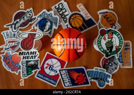 April 2024, Springfield, Vereinigte Staaten. Embleme der Basketballvereine, die an den Playoffs Miami Heat und Boston Celtics teilnehmen Stockfoto