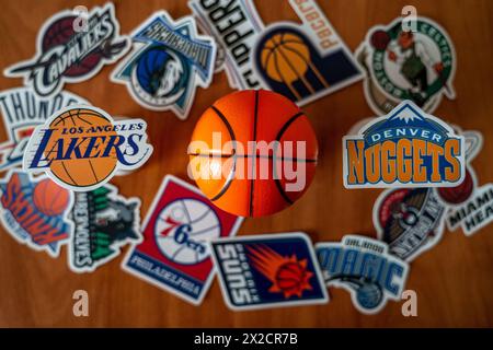 April 2024, Springfield, Vereinigte Staaten. Die Embleme der Basketballclubs der Playoff-Teilnehmer Denver Nuggets und Los Angeles Lakers Stockfoto