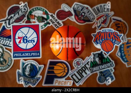 April 2024, Springfield, Vereinigte Staaten. Die Embleme der Basketballvereine der Playoff-Teilnehmer Philadelphia 76ers und New York Knicks Stockfoto