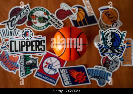 April 2024, Springfield, Vereinigte Staaten. Die Embleme der Basketballclubs der Los Angeles Clippers und Dallas Mavericks Playoff-Teilnehmer Stockfoto