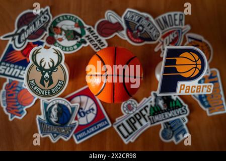 April 2024, Springfield, Vereinigte Staaten. Die Embleme der Basketballvereine, die an den Playoffs Indiana Pacers und Milwaukee Bucks teilnehmen Stockfoto