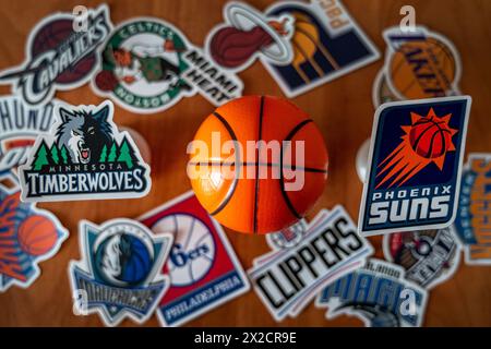 April 2024, Springfield, Vereinigte Staaten. Embleme der Phoenix Suns und Minnesota Timberwolves, die an den Playoffs teilnehmen Stockfoto