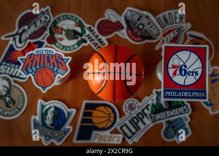 April 2024, Springfield, Vereinigte Staaten. Die Embleme der Basketballvereine der Playoff-Teilnehmer Philadelphia 76ers und New York Knicks Stockfoto