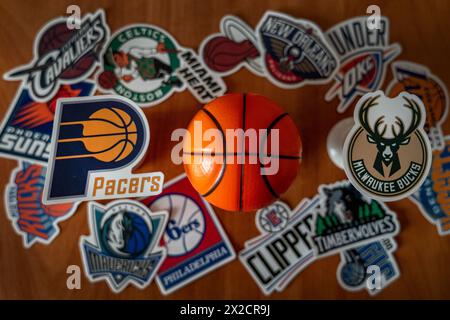 April 2024, Springfield, Vereinigte Staaten. Die Embleme der Basketballvereine, die an den Playoffs Indiana Pacers und Milwaukee Bucks teilnehmen Stockfoto