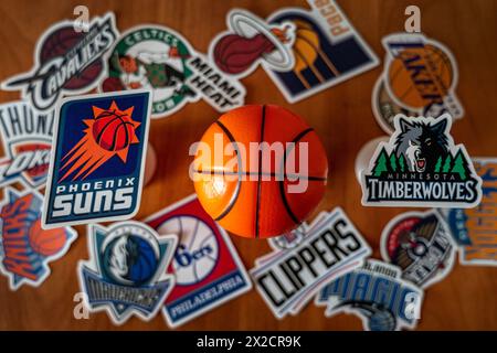 April 2024, Springfield, Vereinigte Staaten. Embleme der Phoenix Suns und Minnesota Timberwolves, die an den Playoffs teilnehmen Stockfoto