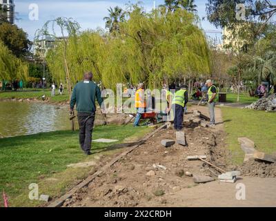 Batumi, Georgien. 04.16.2024 Arbeitnehmer machen einen Fußgängerweg. Legen Sie Fliesen und Kanten. Die Männer arbeiten als Straßenarbeiter im Resort. Im Park Stockfoto