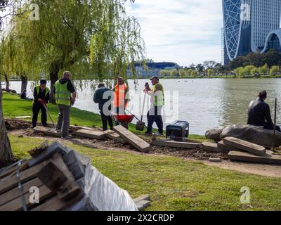 Batumi, Georgien. 04.16.2024 Arbeitnehmer machen einen Fußgängerweg. Legen Sie Fliesen und Kanten. Die Männer arbeiten als Straßenarbeiter im Resort. Im Park Stockfoto