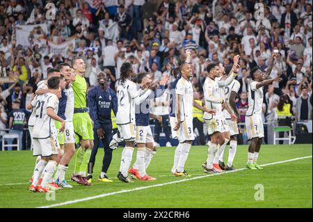 Madrid, Spanien. April 2024. MADRID, SPANIEN - 21. APRIL: Spieler von Real Madrid und Real Madrid (von L bis R) Brahim Diaz, Kepa Arrizabalaga, Andriy Lunin, Ferland Mendy, Eduardo Camavinga, Daniel Carvajal, Eder Militao, Jude Bellingham, Vinicius Junior feierten den Sieg beim Fußballspiel La Liga EA Sports 2023/24 zwischen Real Madrid und FC Barcelona im Estadio Santiago Bernabeu am 21. April 2024 in Madrid. Quelle: Unabhängige Fotoagentur/Alamy Live News Stockfoto