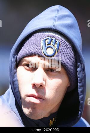 St. Louis, Usa. April 2024. Milwaukee Brewers verletzte Außenseiter Christian Yelich beobachtet die Action aus dem Dugout während eines Spiels gegen die St. Louis Cardinals im Busch Stadium in St. Louis am Sonntag, 21. April 2024. Foto: Bill Greenblatt/UPI Credit: UPI/Alamy Live News Stockfoto