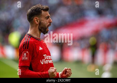 London, Großbritannien. April 2024. Bruno Fernandes von man Utd feiert, nachdem er United im Halbfinale des FA Cup zwischen Coventry City und Manchester United im Wembley Stadium in London das dritte Tor erzielte. (Richard Callis/SPP) Credit: SPP Sport Press Photo. /Alamy Live News Stockfoto