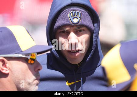 St. Louis, Usa. April 2024. Milwaukee Brewers verletzte den Außenseiter Christian Yelich im Dugout während eines Spiels gegen die St. Louis Cardinals im Busch Stadium in St. Louis am Sonntag, 21. April 2024. Foto: Bill Greenblatt/UPI Credit: UPI/Alamy Live News Stockfoto