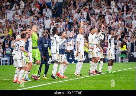 Madrid, Madrid, Spanien. April 2024. MADRID, SPANIEN - 21. APRIL: Spieler von Real Madrid und Real Madrid (von L bis R) Brahim Diaz, Kepa Arrizabalaga, Andriy Lunin, Ferland Mendy, Eduardo Camavinga, Daniel Carvajal, Eder Militao, Jude Bellingham, Vinicius Junior feierten den Sieg beim Fußballspiel La Liga EA Sports 2023/24 zwischen Real Madrid und FC Barcelona im Estadio Santiago Bernabeu am 21. April 2024 in Madrid. Quelle: ZUMA Press, Inc./Alamy Live News Stockfoto