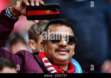 Wembley Stadium, London, Großbritannien. April 2024. FA Cup Halbfinale Fußball, Coventry City gegen Manchester United; Ein Fan von Manchester United filmt The Players Walking Out Credit: Action Plus Sports/Alamy Live News Stockfoto