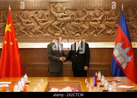 Phnom Penh, Kambodscha. April 2024. Der chinesische Außenminister Wang Yi, auch Mitglied des Politbüros des Zentralkomitees der Kommunistischen Partei Chinas, führt Gespräche mit dem stellvertretenden Premierminister Kambodschas und Außenminister Sok Chenda Sophea (R) in Phnom Penh, Kambodscha, am 21. April 2024. Quelle: Sovannara/Xinhua/Alamy Live News Stockfoto