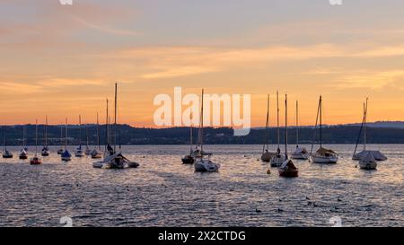 Bodensee Sonnenuntergang Panorama. Abendsonne Über Dem Ruhigen Wasser. Sonnenuntergang am Bodensee in Deutschland. Stockfoto