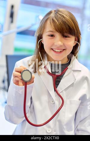 Mädchen, gekleidet in Arzt. Ärztliche Beratung. Büro. Kinderarzt. Stockfoto