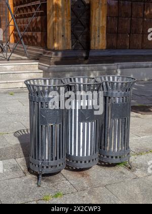 Moderne Mülltonnen im Park. Umweltschutz. Mülltonne. Stockfoto