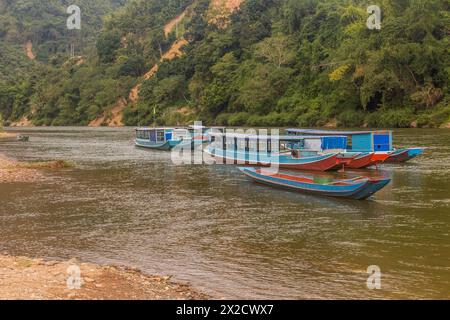 Boote am Fluss Nam Ou in Muang Khua, Laos Stockfoto