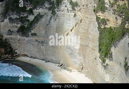 Ein in den Felsen gehauener Weg - Diamond Beach - Nusa Penida, Indonesien Stockfoto