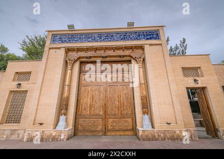 28. JUNI 2023, SAMARKAND, USBEKISTAN: Paradeportal des Islam Karimov Mausoleums, berühmter architektonischer Komplex, Samarkand, Usbekistan. Weitwinkelbild Stockfoto