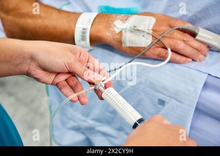 Anästhesie, Propofol, chirurgische Behandlung von Prostatakarzinom, radikale Prostatektomie, da Vinci Chirurgenroboter, Team der Ärzte Madina & Azpa Stockfoto