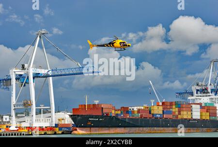 Hubschrauber über die Häfen des Containerhafens von Auckland Fergusson Wharf Stockfoto