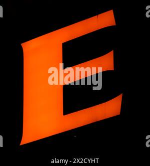 Das elektrische Orange „E“ hebt sich vom Schwarz ab, dessen drei Streifen Energie und Dynamik symbolisieren Stockfoto