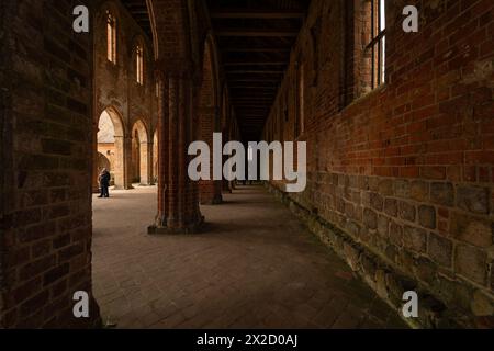 CHORIN, DEUTSCHLAND - 1. APRIL 2024: Ruine der Abtei Chorin. Das Kloster Chorin ist eine ehemalige Zisterzienserabtei. Ein Beispiel gotischer Architektur. Stockfoto