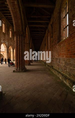 CHORIN, DEUTSCHLAND - 1. APRIL 2024: Ruine der Abtei Chorin. Das Kloster Chorin ist eine ehemalige Zisterzienserabtei. Ein Beispiel gotischer Architektur. Stockfoto