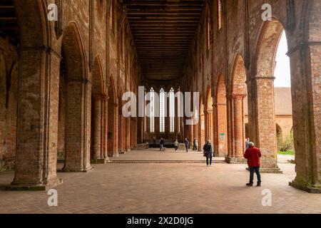 CHORIN, DEUTSCHLAND - 1. APRIL 2024: Ruine der Abtei Chorin. Das Kloster Chorin ist eine ehemalige Zisterzienserabtei. Ein Beispiel gotischer Architektur. Stockfoto