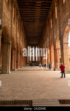 CHORIN, DEUTSCHLAND - 1. APRIL 2024: Ruine der Abtei Chorin. Das Kloster Chorin ist eine ehemalige Zisterzienserabtei. Ein Beispiel gotischer Architektur. Stockfoto